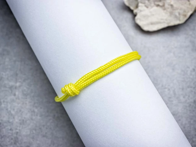 Hangulatos sárga paracord karkötő