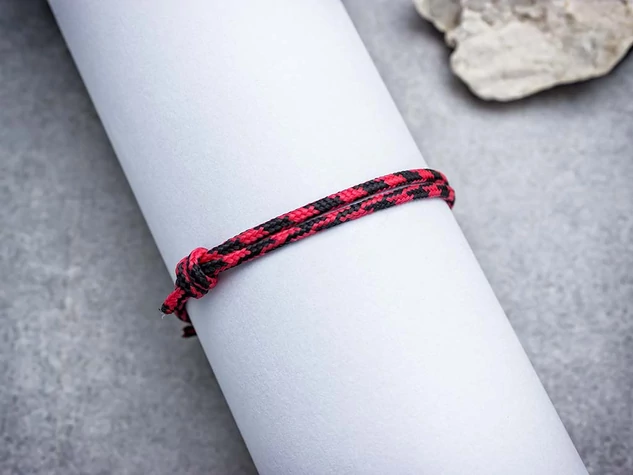 Visszatérő vörös paracord bokalánc