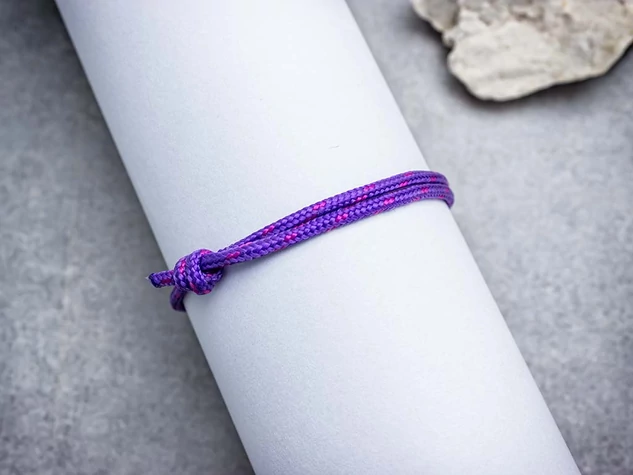 Nyugtató lila paracord karkötő