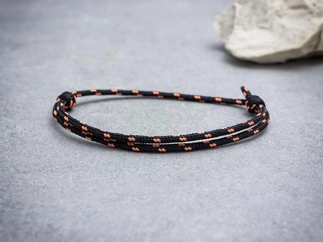 Lázadó fekete paracord karkötő