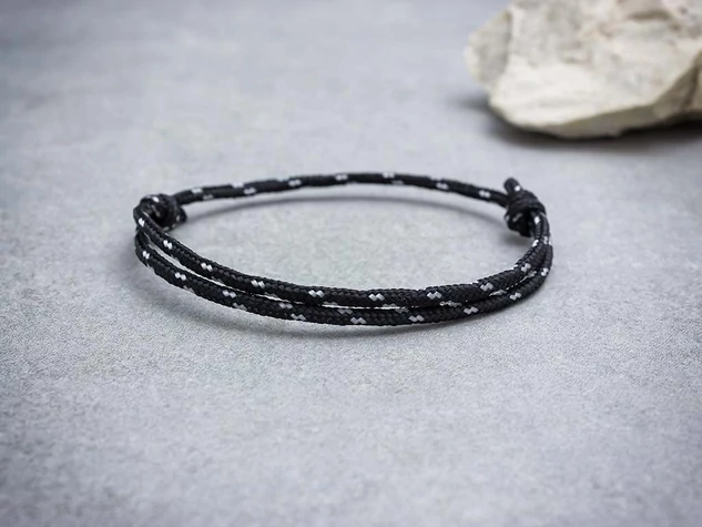 Szövetkezés fekete paracord karkötő