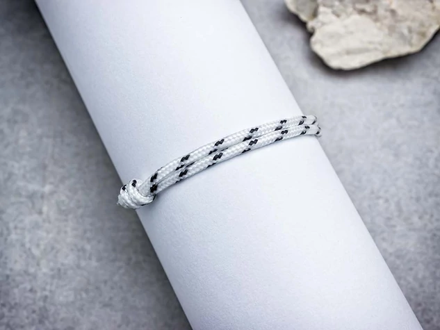 Feddhetetlen fehér paracord bokalánc