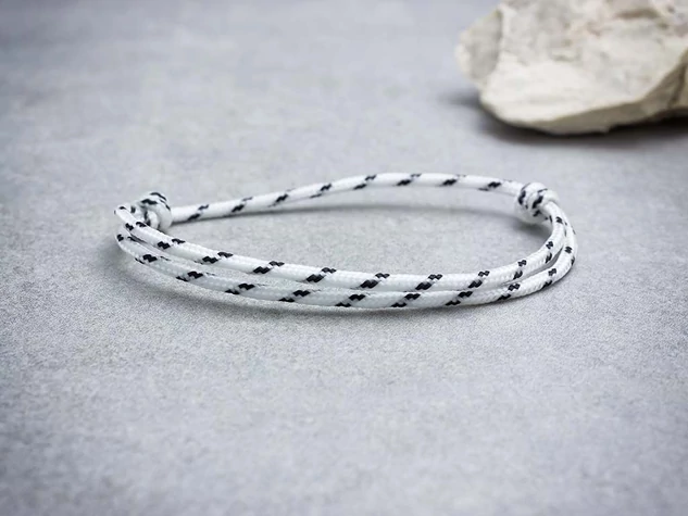 Feddhetetlen fehér paracord karkötő