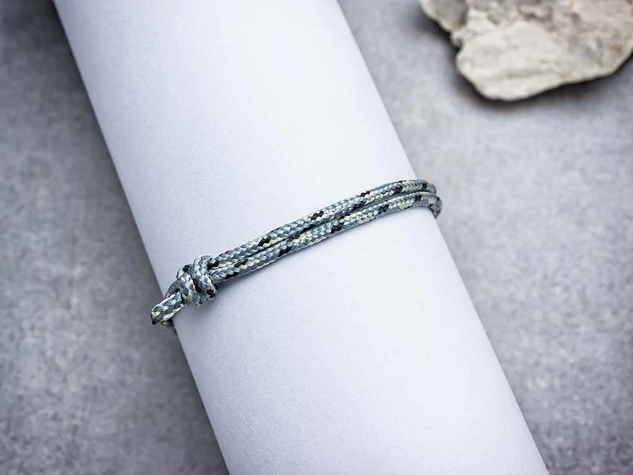 Alázatosság szürke paracord karkötő