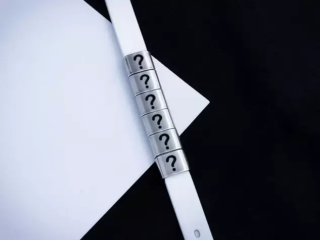 Személyre szabott 6 gravírozható medálos MoMents fehér színű szilikon karkötő