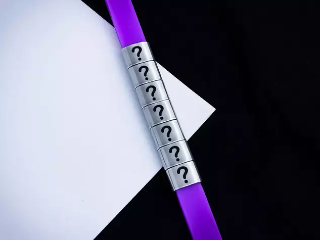 Személyre szabott 7 gravírozható medálos MoMents lila színű szilikon karkötő