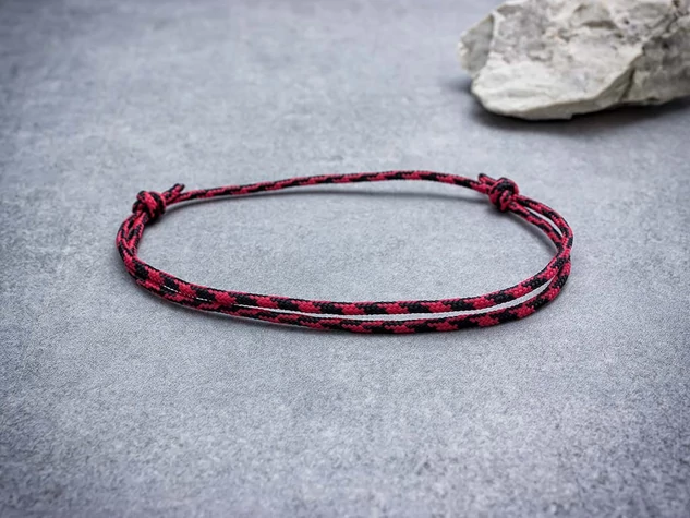 Visszatérő vörös paracord karkötő