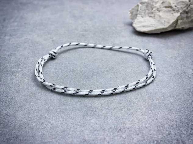 Feddhetetlen fehér paracord karkötő