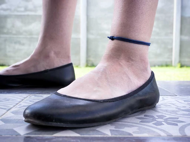 Elmélkedés tengerészkék paracord bokalánc