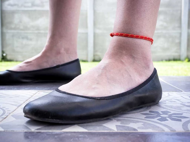 Vonzerő vörös paracord bokalánc