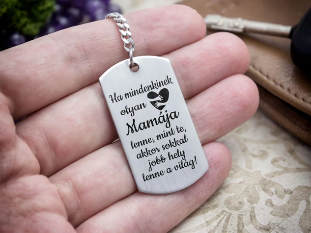 Olyan Mamája lenne acél medálos kulcstartó