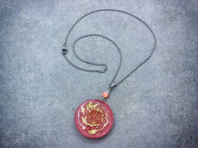 Cseresznyekvarc talizmán műgyanta nyaklánc