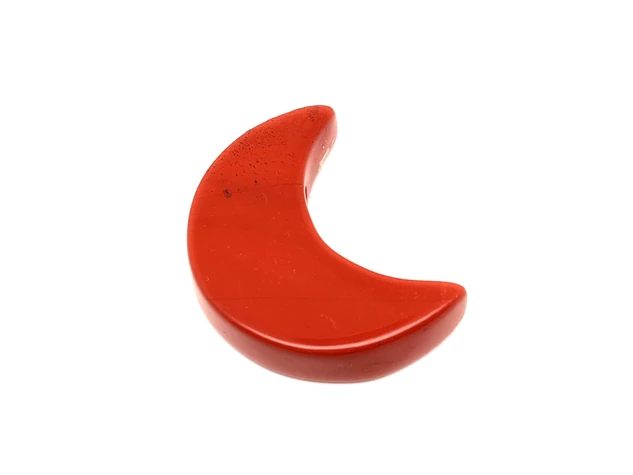 Jáspis vörös medál átfúrt félhold 33mm