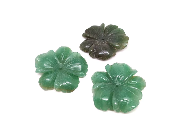 Virág faragott átfúrt Aventurin 4cm