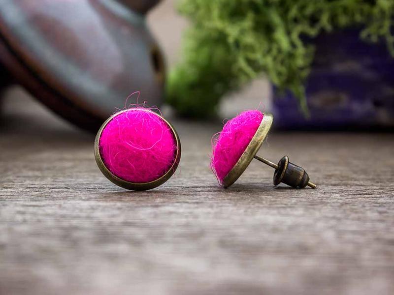 Magenta félgömbös beszúrós nemez fülbevaló